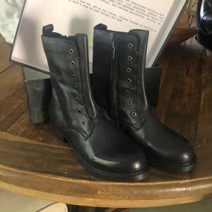 Vintage Foundry black leather Gemma combat boots. Size 8